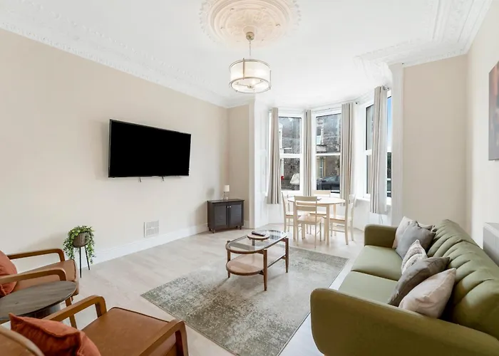 Modern Two Bedroom Central Flat