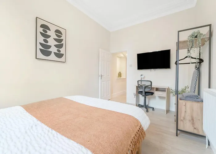Modern Two Bedroom Central Flat