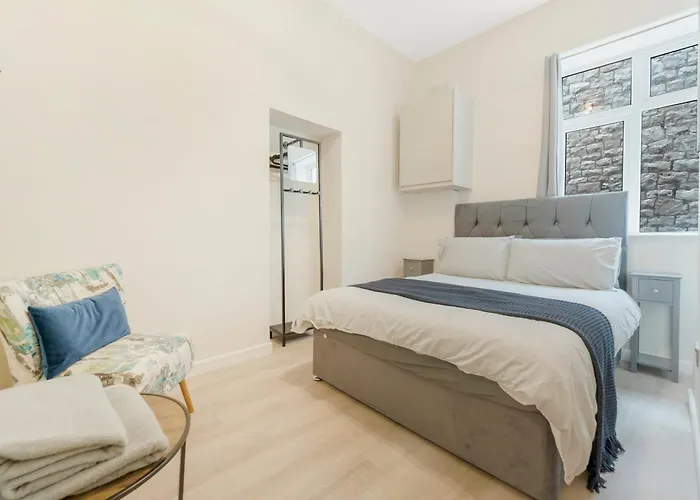 Modern Two Bedroom Central Flat